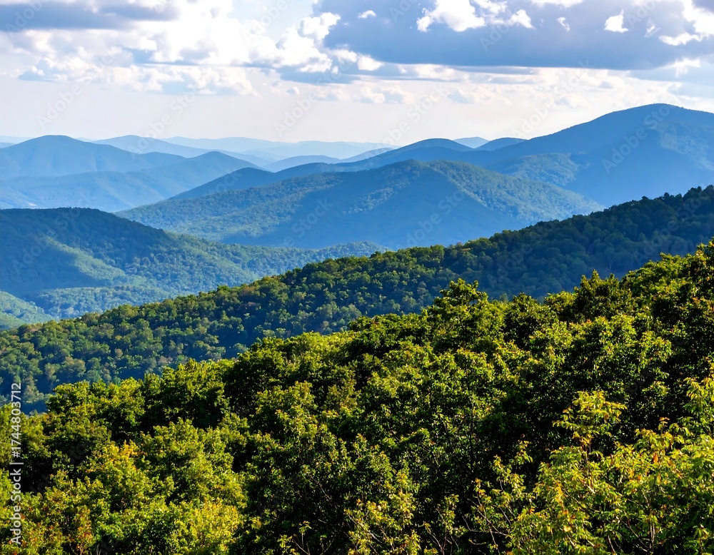 Naklejka premium Panoramic View of a Mountain Range Under a Cloudy Sky