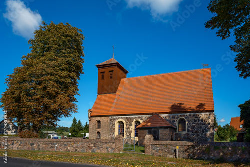 Blick von Südosten auf die denkmalgeschützte Dorfkirche Bestensee aus dem 14. Jahrhundert