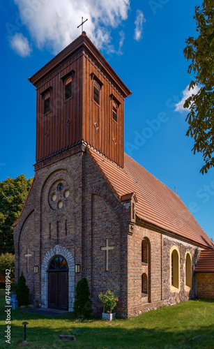 Die denkmalgeschützte Dorfkirche Bestensee mit ihrem holzverschalten Dachturm, Ansicht von Südwesten
