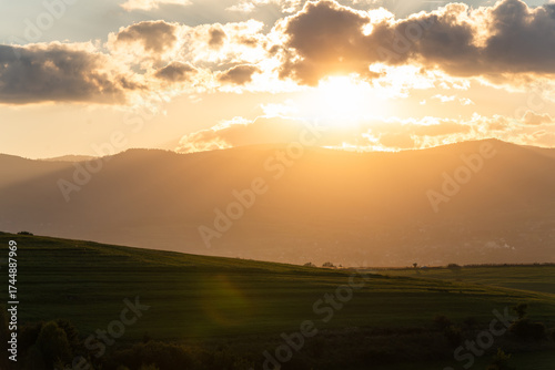 Fototapeta Naklejka Na Ścianę i Meble -  Piękny zachód słońca nad Beskidami, z ciepłym światłem oświetlającym wzgórza i doliny. 