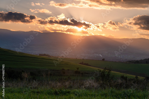 Fototapeta Naklejka Na Ścianę i Meble -  Piękny zachód słońca nad Beskidami, z ciepłym światłem oświetlającym wzgórza i doliny. 