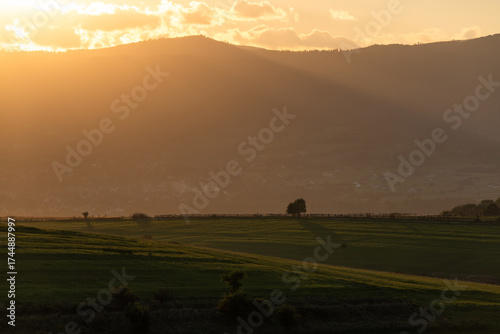 Fototapeta Naklejka Na Ścianę i Meble -  Piękny zachód słońca nad Beskidami, z ciepłym światłem oświetlającym wzgórza i doliny. 