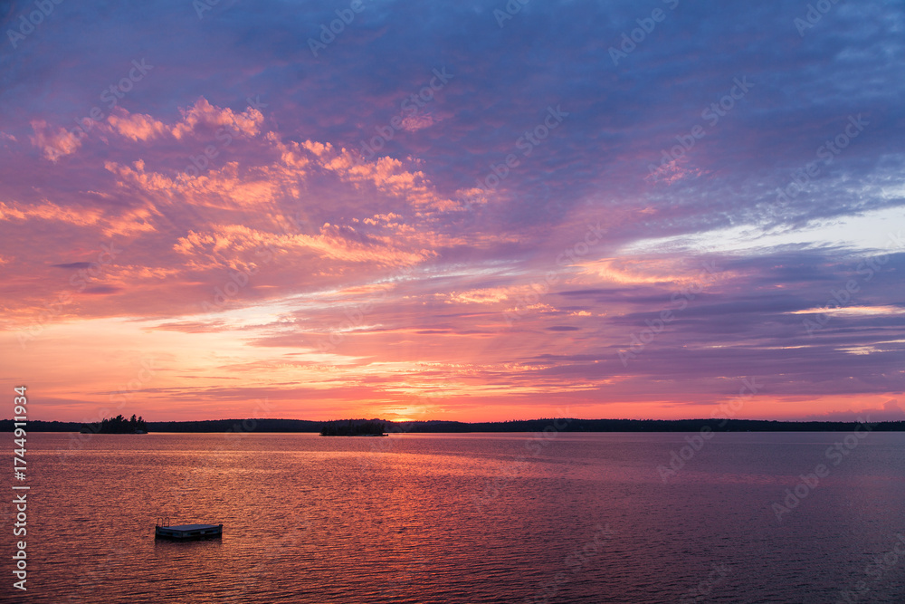 Obraz premium Sonnenuntergang am See mit vollen Farben