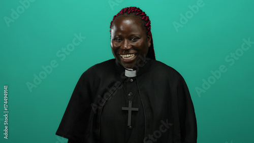 Fotografi Priest smiling woman african collar clerical cross isolated green background wal