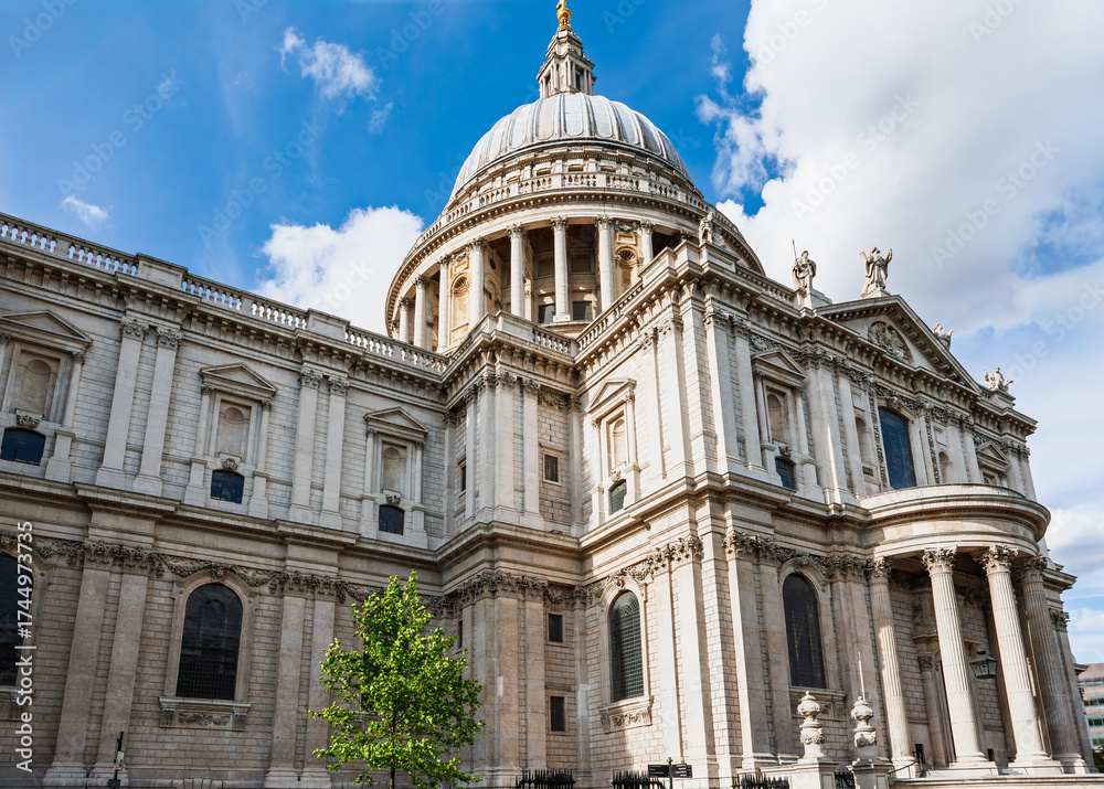 Obraz premium St. Paul's Cathedral, London, United Kingdom. South side of the historic Anglican cathedral designed by Sir Christoper Wren, completed in 1710.