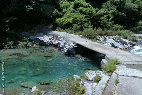 地蔵寺川の沈下橋　夏の景観　（高知県　土佐町）