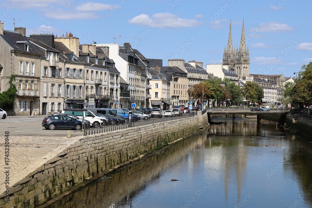 Obraz premium Confluence entre la rivière l'Odet et la rivière le Steir, ville de Quimper, département du Finistère, Bretagne, France