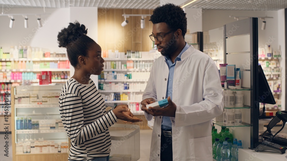 Obraz premium African American doctor pharmacist medical recommendation advice dosage pills pharmacy customer buy medicine vitamins health care medication drugstore woman man consulting help disease symptom therapy