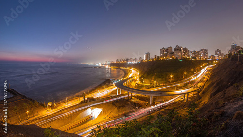 Foto Aerial view of Lima's Coastline in the neighborhood of Miraflores day to night t