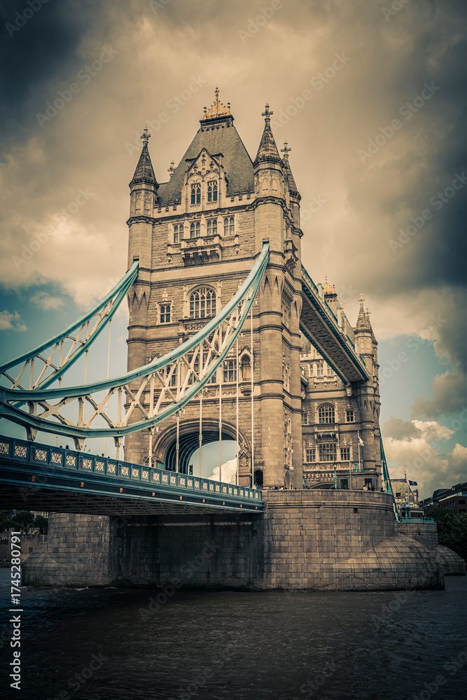 Obraz premium Tower Bridge and the River Thames in London, United Kingdom.