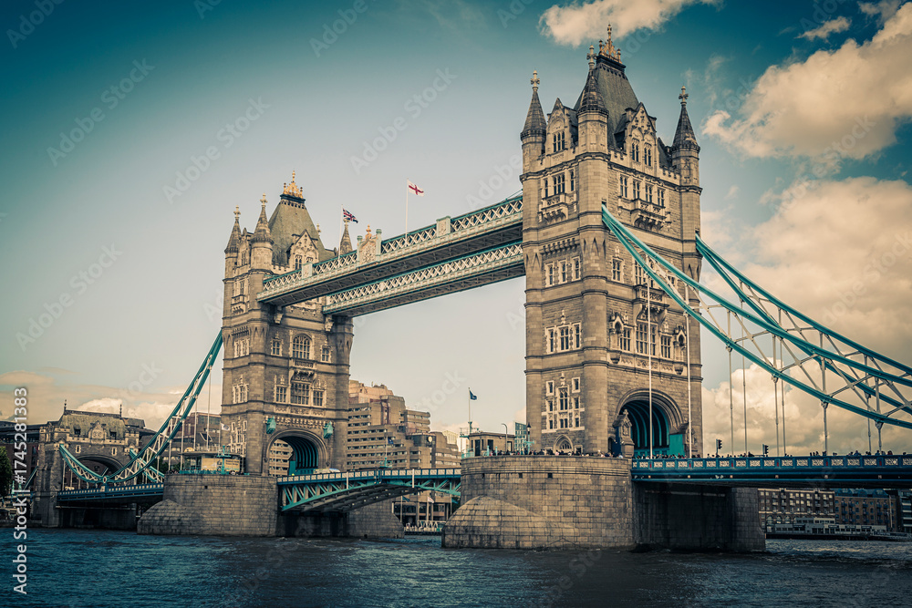 Obraz premium Tower Bridge and the River Thames in London, United Kingdom.