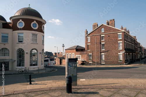 夕暮れに照らされる街並み