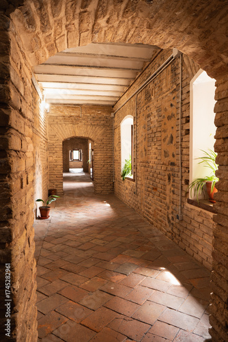 煉瓦造りの建物の廊下
