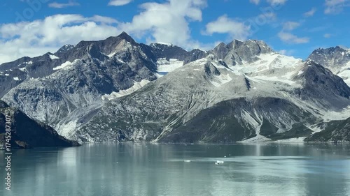 ジョンズホプキンス海峡の山脈と氷河群、グレイシャーベイ国立公園、世界遺産、2025年8月下旬撮影