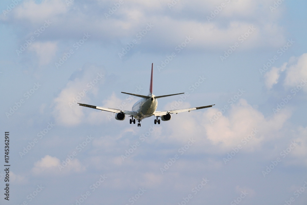 Fototapeta premium 沖縄・頭上を通過する飛行機3 / Airplane Flying Overhead in Okinawa 3
