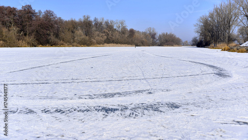 Foto Winter landscape. Ice and snow on the River Mures, Transylvania.