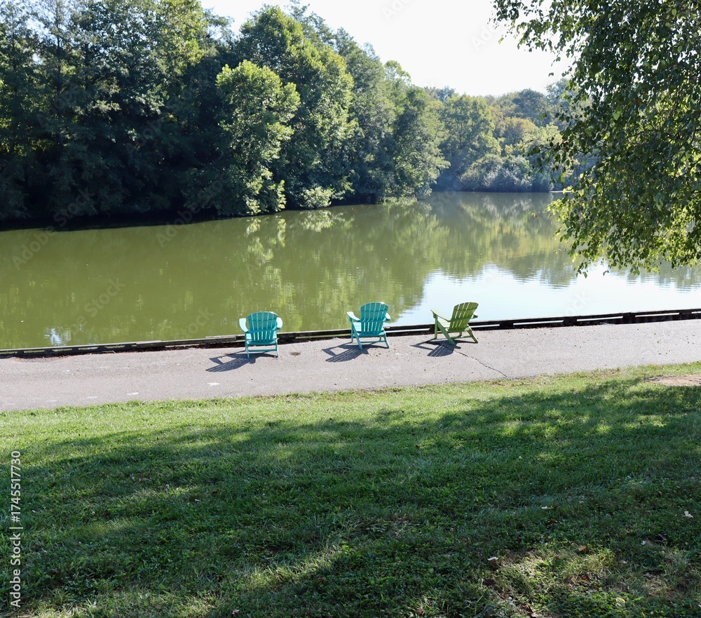 Obraz premium A peaceful day at the lake in the park.