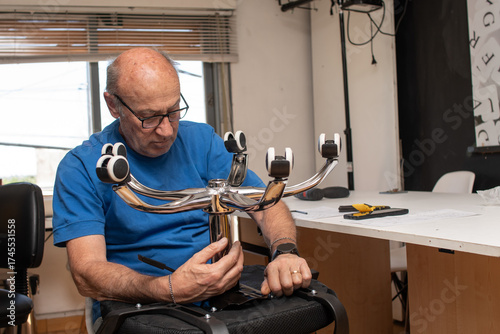 Seniors armando silla de escritorio encastrando ruedas