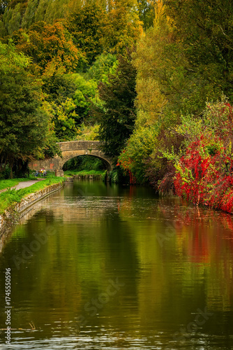 Obraz na plátně Early Autumn foliage and bridge at the Avon and Kennet canal