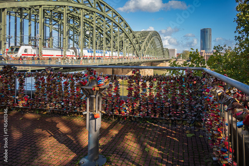 Blick auf die Hohenzollernbrücke mit tausenden Schlössern
