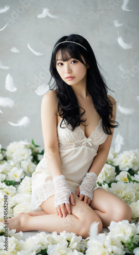 白い花と羽根に囲まれた幻想的な女性ポートレート　天使のような雰囲気のフェミニンスタイル
