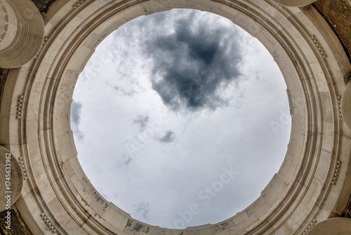 ancona, italien - himmelblick am denkmal der gefallenen