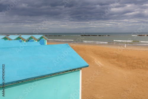 pesaro, italien - blaue umkleidekabinen am strand im winter