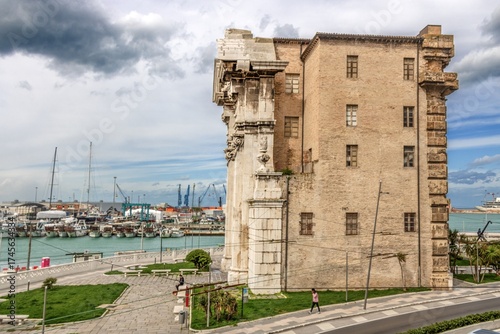 ancona, italien - stadttor ponta pia am alten hafen