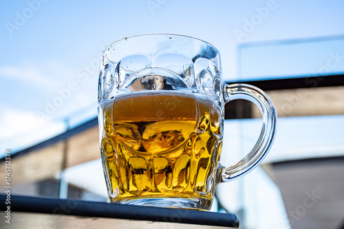 Cuadro en lienzo pinta de cerveza, jarra de birra fresca lista para beber