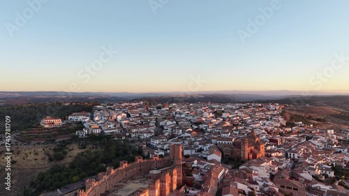 Atardecer en el castillo de Burgalimar en Baños de la Encina, Andalucía	