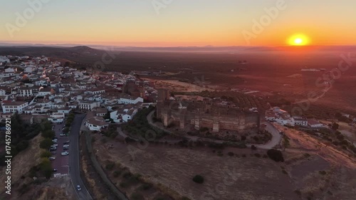 Atardecer en el castillo de Burgalimar en Baños de la Encina, Andalucía	