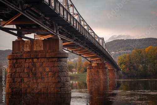 Fotografía bridge over the river at sunset