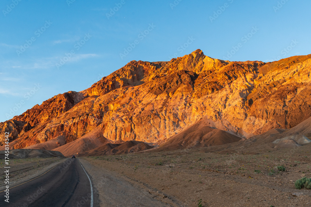 Naklejka premium Golden Sunset on Mountains and Alluvial Fans, Death Valley National Park