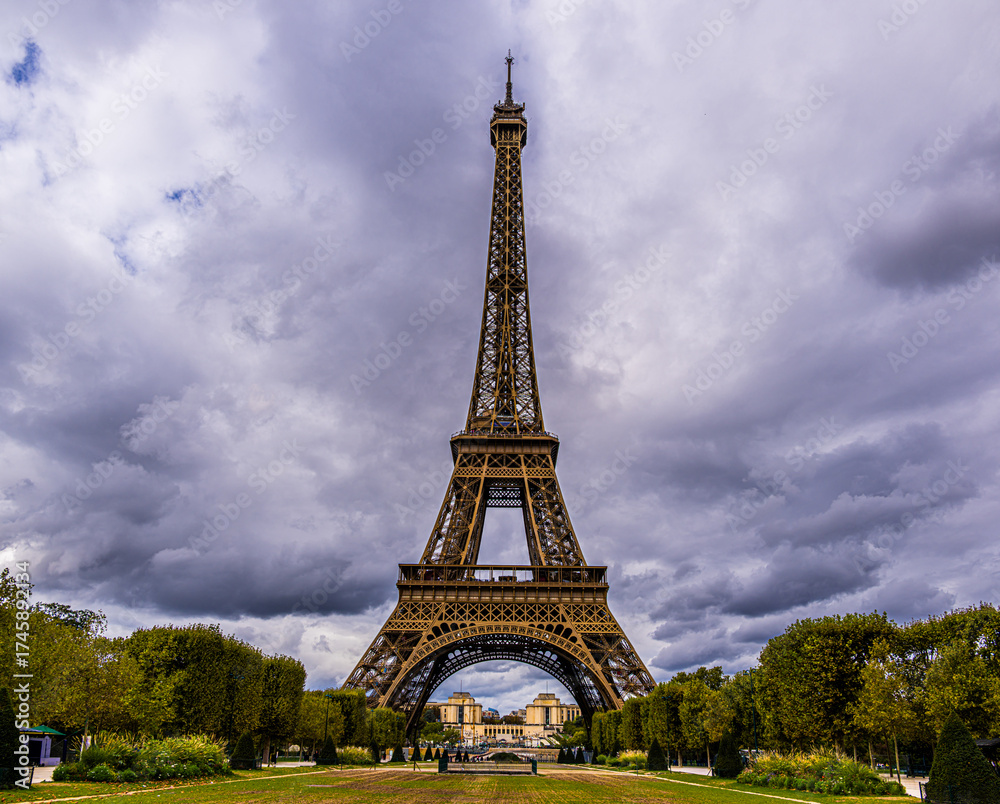 Fototapeta premium The Eiffel Tower on a Cloudy Day