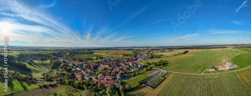 Fotografie Vue aérienne panoramique du village de Mercy-le-Bas, en Meurthe et Moselle, Lorraine