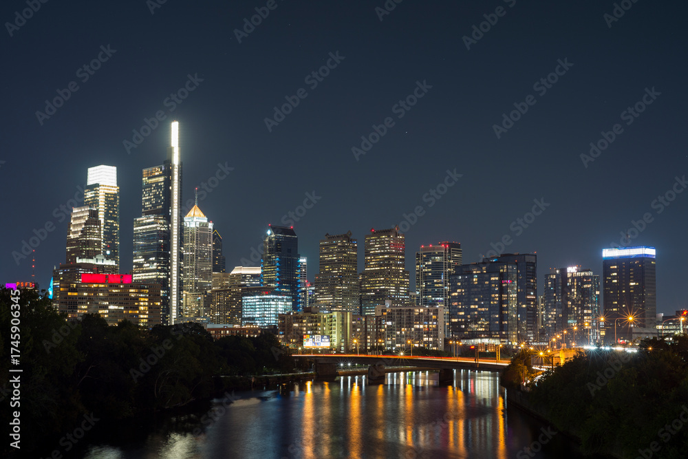 Obraz premium Philadelphia skyline at night with reflection in river