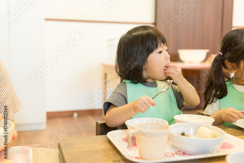 保育園でランチを食べる園児
