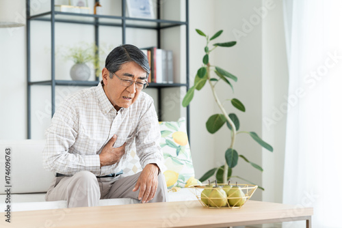 リビングで胸が苦しいシニアの男性