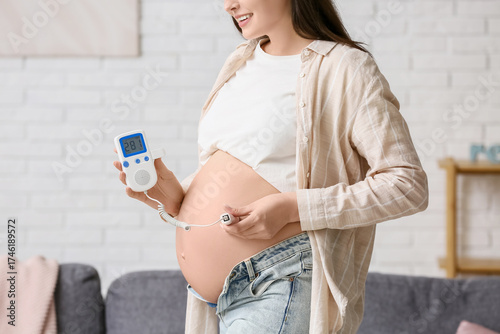 Young pregnant woman with f...