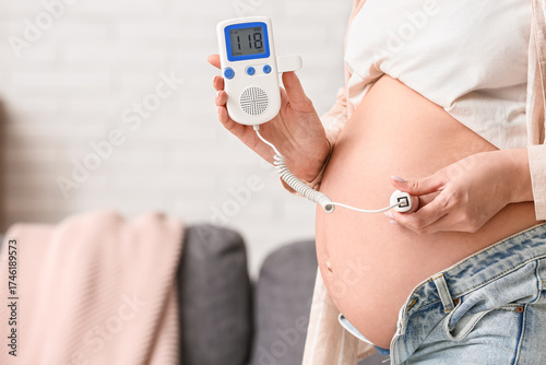Young pregnant woman with f...