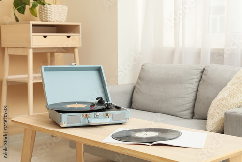 Retro record player with vi...