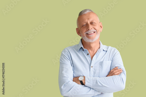 Portrait of senior man on g...
