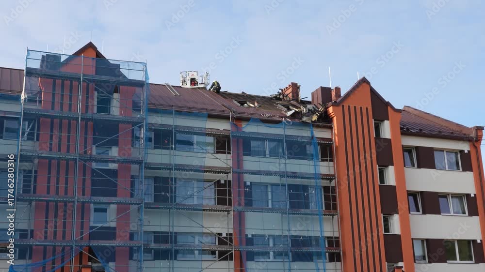 Vidéo Stock Firefighters inspect the roof of a multi-story residential ...