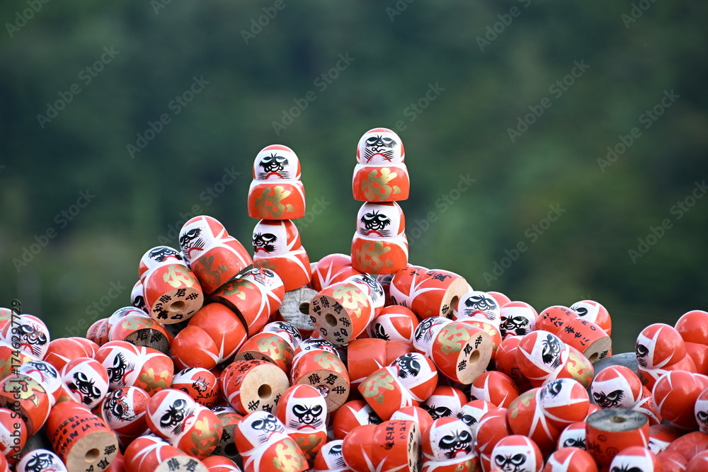 Naklejka premium Stacked daruma