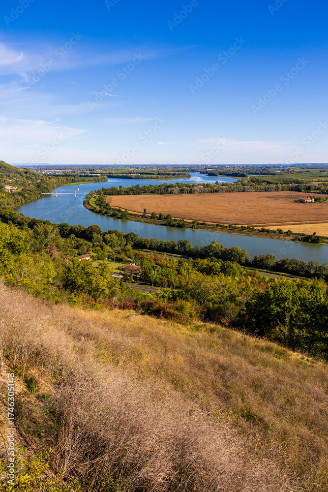 Obraz premium Panorama of the Garonne River and the Confluence with the Tarn Near Saint-Nicolas-de-la-Grave, Viewed from the Heights of Boudou