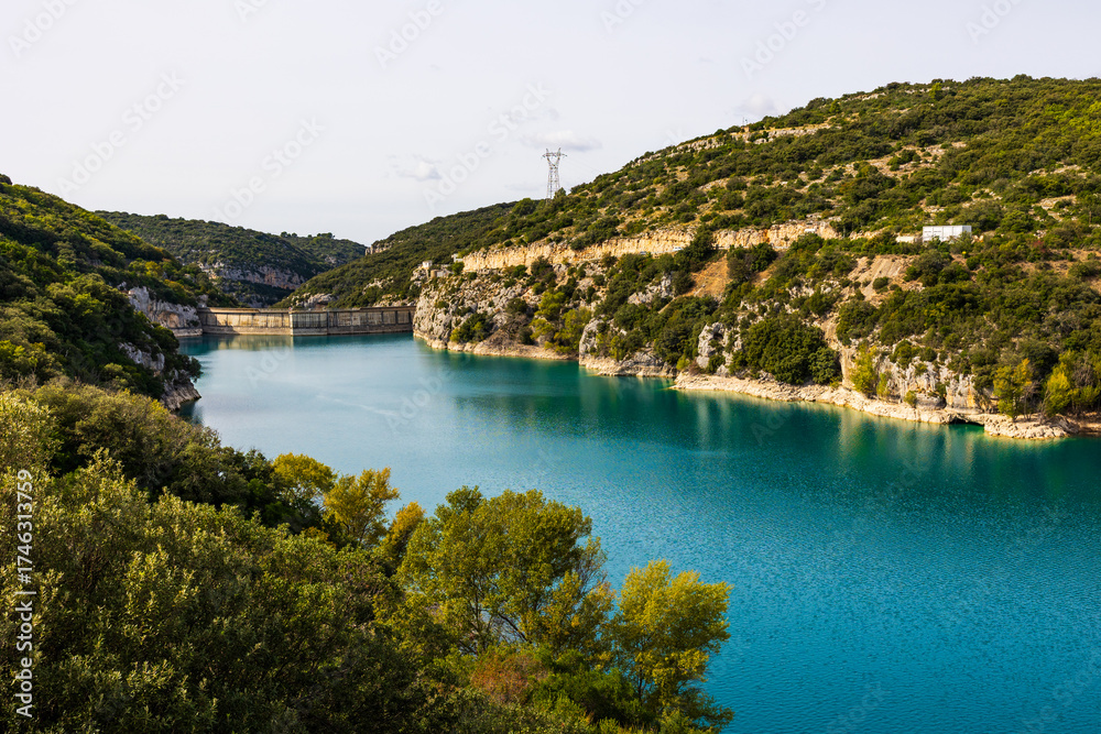 Obraz premium Sainte-Croix Hydroelectric Dam on the Verdon Forming Lake Sainte-Croix