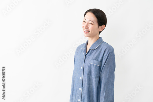 パジャマを着ている女性　ライフスタイルイメージ