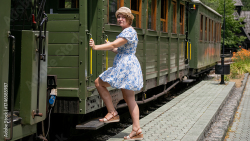 Foto Cheerful woman in vintage sundress boards a nostalgic steam train, evoking Summe