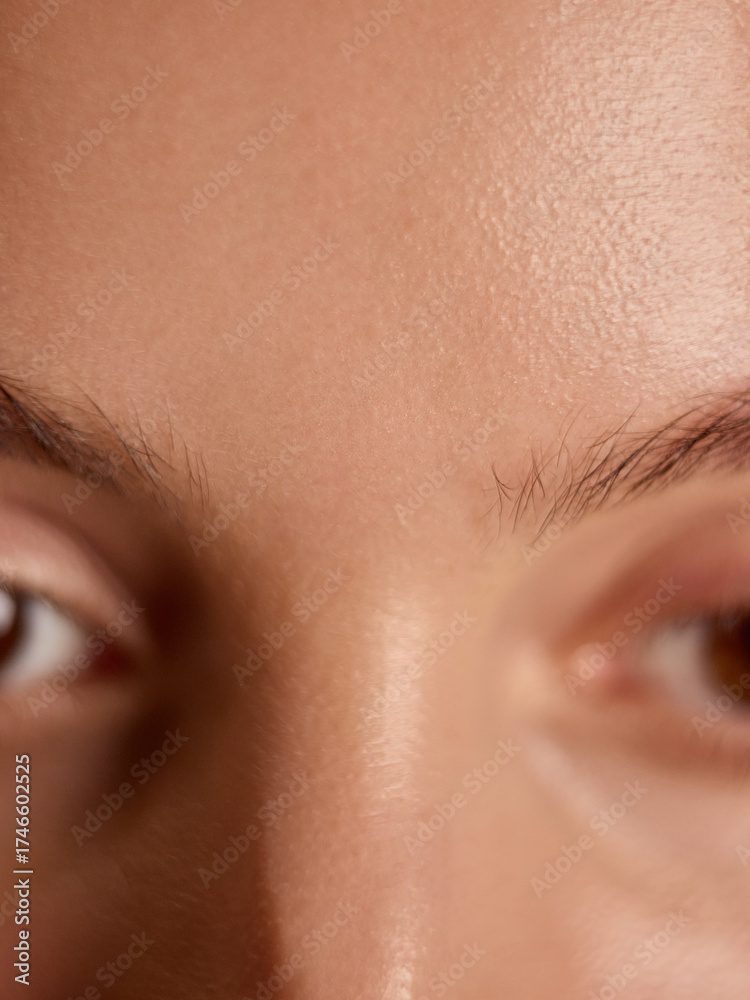 Obraz premium Close-up of smooth forehead and clear skin showing natural texture. Concept of skincare, health, and radiation for beauty, dermatology, and cosmetic advertising.