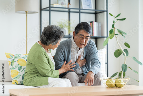胸が苦しい夫と心配する妻